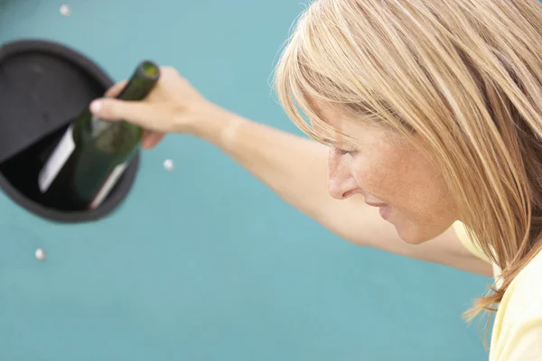 Vrouw op recycling centrum verwijdering van glas bij fles bank — Stockfoto