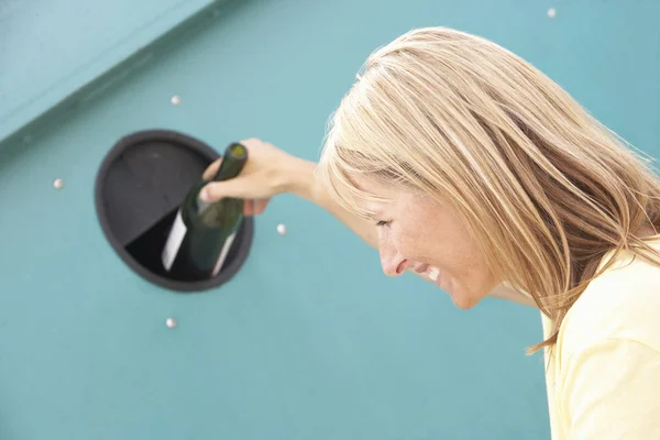 Femme au centre de recyclage jetant du verre à la banque de bouteilles — Photo