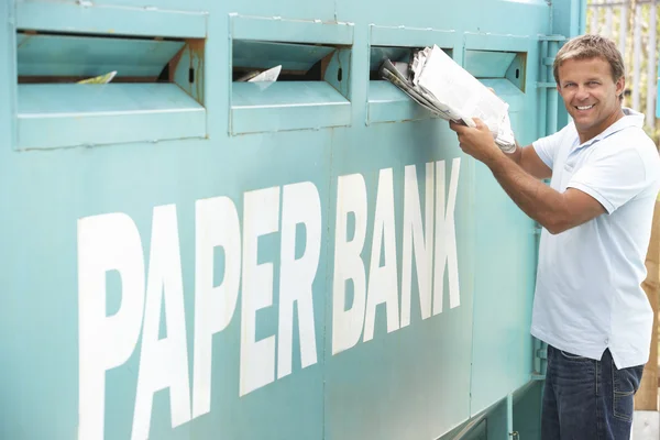 Homem no Centro de Reciclagem se Livrando de Jornais Velhos — Fotografia de Stock