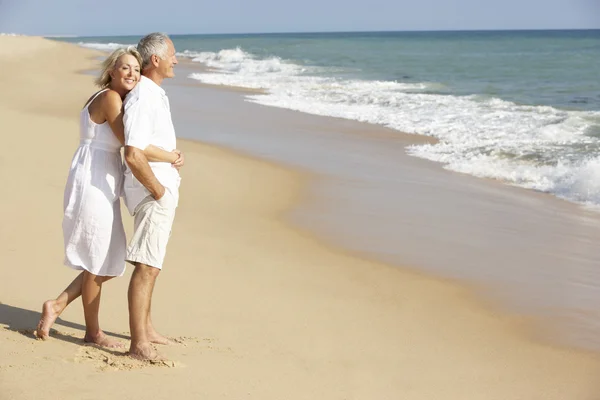 Ανώτερος ζευγάρι απολαμβάνει διακοπές στην παραλία — Φωτογραφία Αρχείου