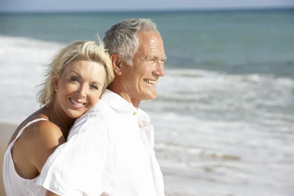 Seniorenpaar Genießt Strandurlaub — Stockfoto