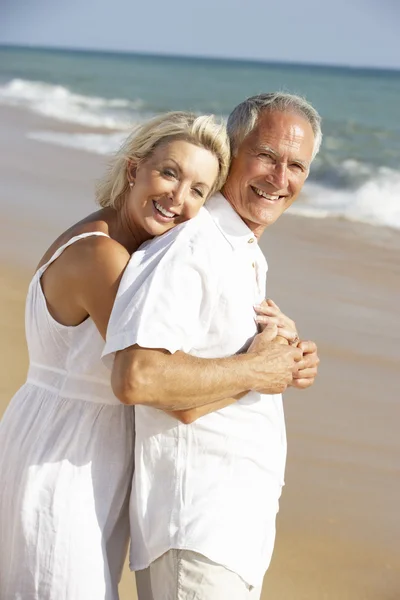 Äldre par njuta av strandsemester — Stockfoto