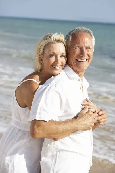Seniorenpaar genießt Strandurlaub — Stockfoto