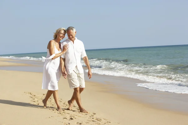 年配のカップルを楽しむビーチでの休暇 — ストック写真
