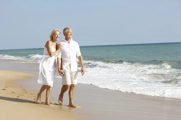 Отдых на пляже для пожилых пар — стоковое фото