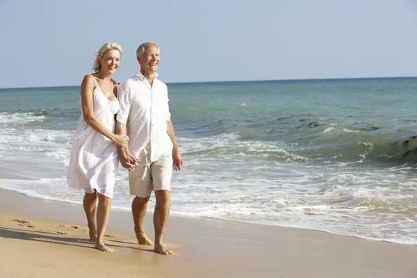 Couple de personnes âgées profitant de vacances à la plage — Photo