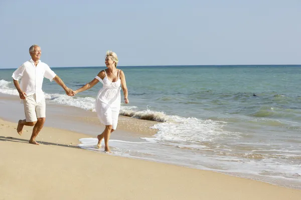 Casal sênior desfrutando férias na praia — Fotografia de Stock