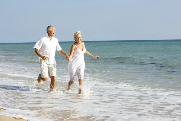 Senior Couple Enjoying Beach Holiday — Stock Photo, Image