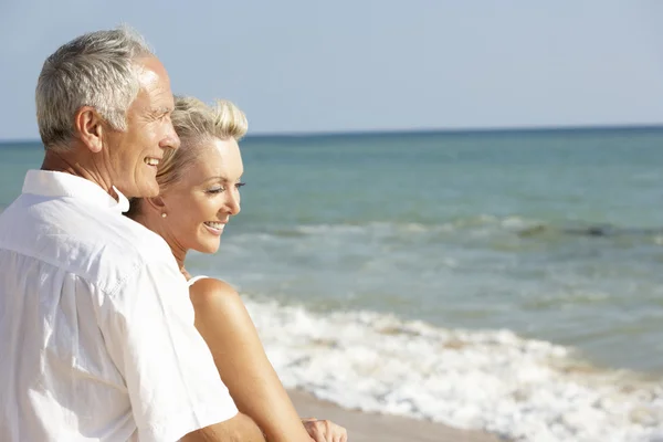 Senior koppel genieten van strandvakantie — Stockfoto