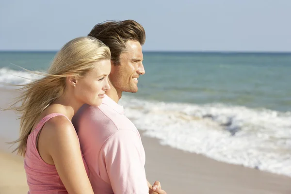 Giovane coppia godendo vacanza al mare — Foto Stock