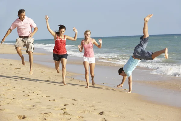 Grupo Amigos Desfrutando Férias Praia — Fotografia de Stock