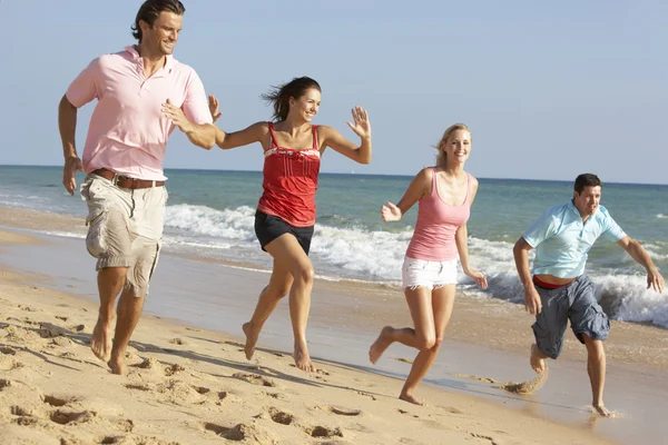 Grupp vänner njuta av strandsemester — Stockfoto
