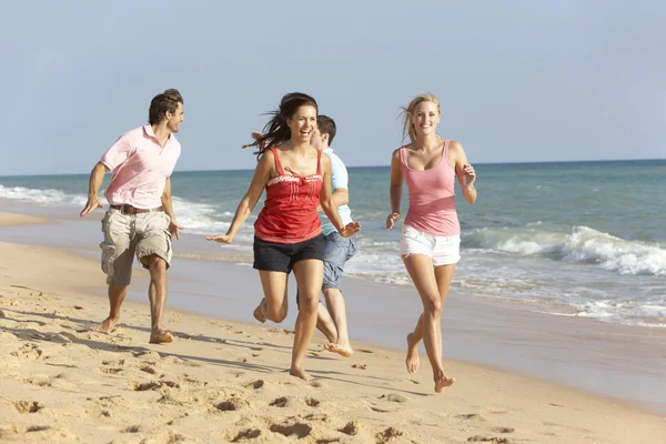 Ομάδα Φίλων Που Απολαμβάνουν Διακοπές Στην Παραλία — Φωτογραφία Αρχείου