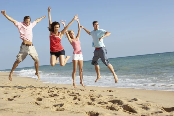 Grupo Amigos Disfrutando Vacaciones Playa — Foto de Stock