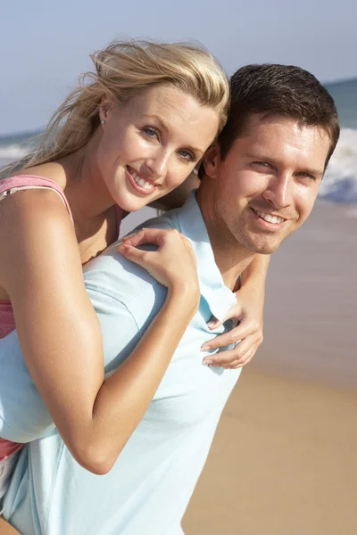 Молодая пара наслаждается отпуском на пляже — стоковое фото