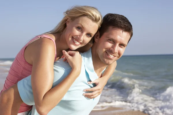 Junges Paar Genießt Strandurlaub — Stockfoto