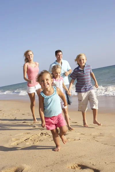 Retrato de la familia corriendo en vacaciones en la playa —  Fotos de Stock