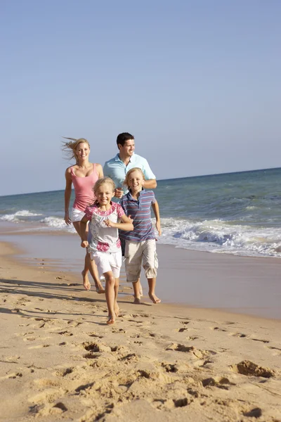 Retrato Familia Corriendo Vacaciones Playa — Foto de Stock