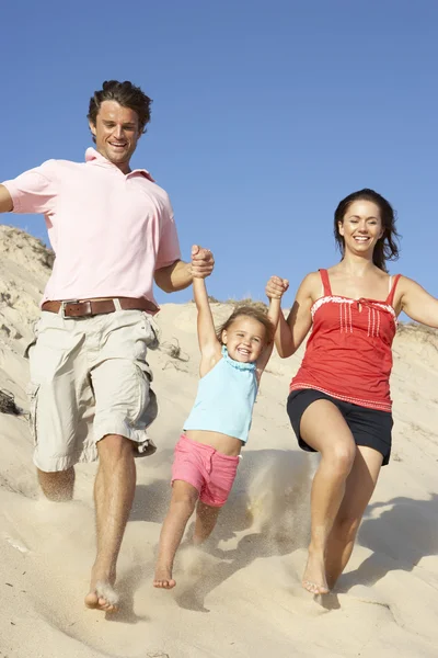 沙丘下运行的家庭享受海滩度假 — 图库照片