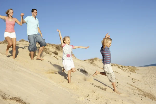 Familia Disfrutando Vacaciones Playa Corriendo Por Duna — Foto de Stock