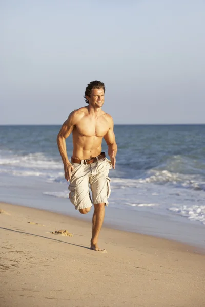 Νεαρός Άνδρας Που Τρέχει Κατά Μήκος Καλοκαίρι Παραλία — Φωτογραφία Αρχείου