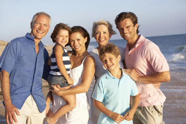 Retrato Família Três Gerações Férias Praia — Fotografia de Stock