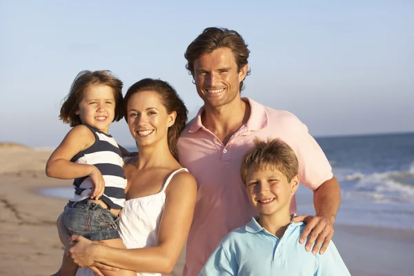 Porträtt av familjen på strandsemester — Stockfoto