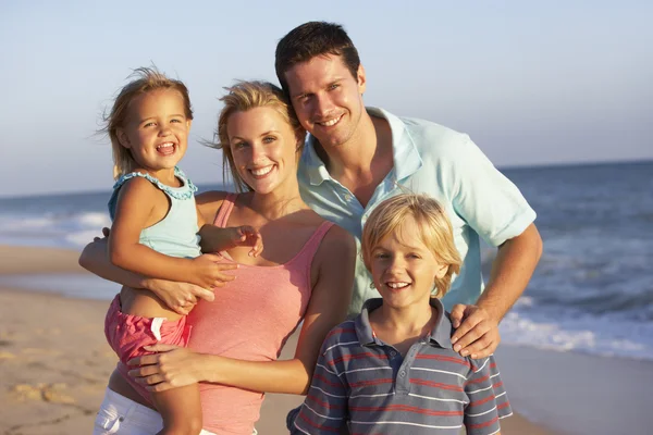 家人在海滩度假的肖像 — 图库照片