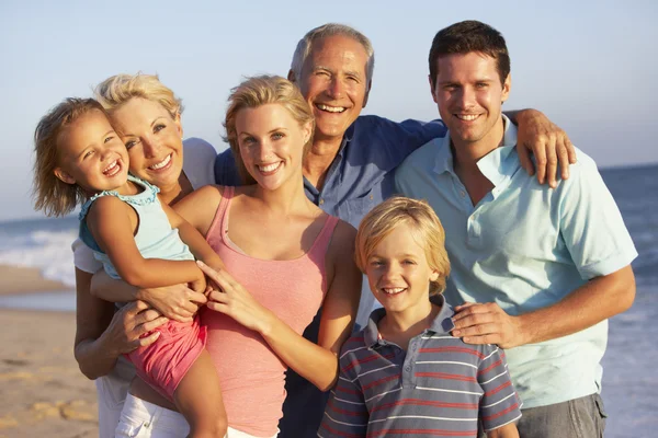 Porträt einer Familie der dritten Generation im Strandurlaub — Stockfoto
