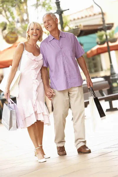 Seniorenpaar genießt Einkaufstour — Stockfoto