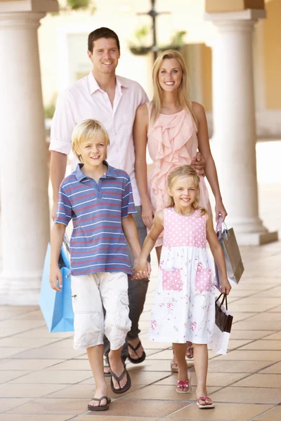 Joven Familia Disfrutando Viaje Compras Juntos — Foto de Stock