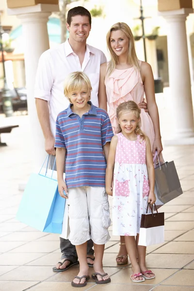 Giovane Famiglia Godendo Shopping Viaggio Insieme — Foto Stock