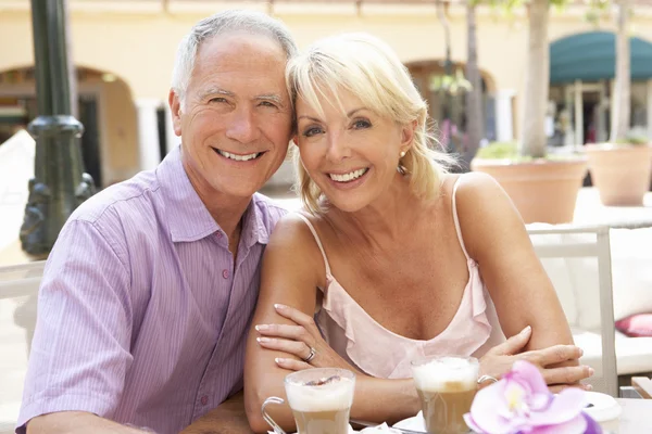 カフェでコーヒーとケーキを楽しんでいる年配のカップル — ストック写真