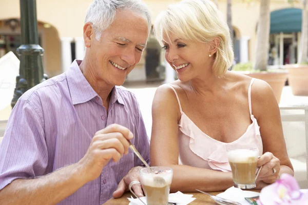 高级夫妇享受咖啡和蛋糕在咖啡馆 — 图库照片