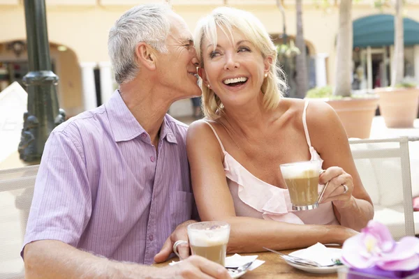 Seniorenpaar Genießt Kaffee Und Kuchen Caf — Stockfoto