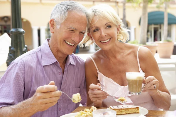 カフェでコーヒーとケーキを楽しんでいる年配のカップル — ストック写真