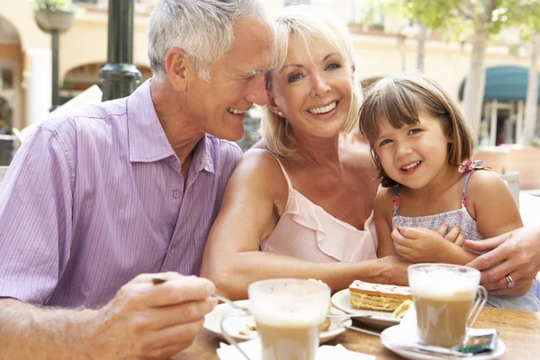 祖父母と孫のカフェでコーヒーとケーキを楽しむ — ストック写真