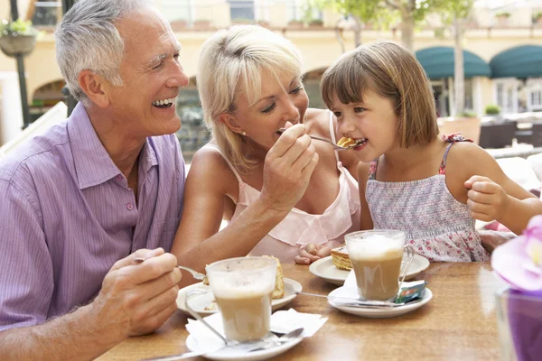 祖父母と孫のカフェでコーヒーとケーキを楽しむ — ストック写真