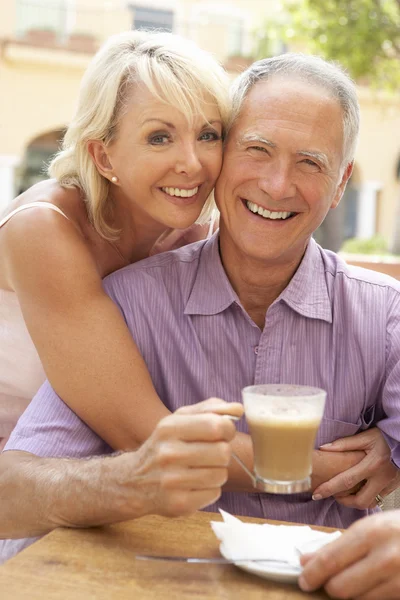 Seniorenpaar Genießt Kaffee Und Kuchen Caf — Stockfoto