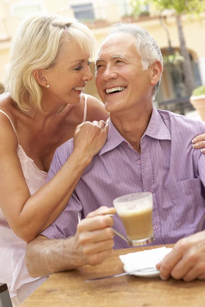 Starší pár, kteří požívají kávu a zákusek v kavárně — Stock fotografie