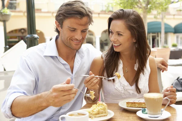 Young Couple Enjoying Coffee Cake Caf — Stockfoto