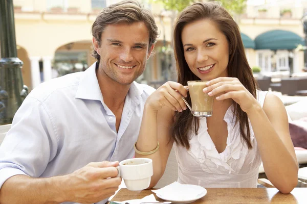 Young Couple Enjoying Coffee And Cake In Caf — Stockfoto