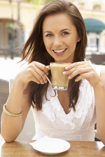 若い女性のカフェでコーヒーを楽しむ — ストック写真