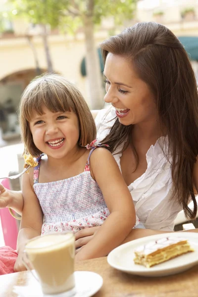 Madre Hija Disfrutando Una Taza Café Pedazo Pastel —  Fotos de Stock