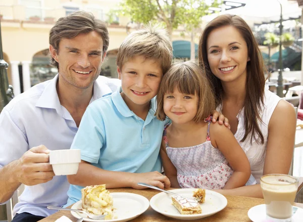 Young Family Enjoying Cup Coffee Cake Caf — Stock Photo, Image