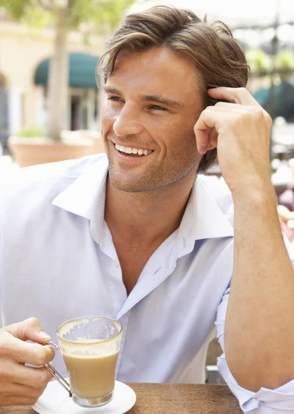 若い男のカフェでコーヒーを楽しむ — ストック写真