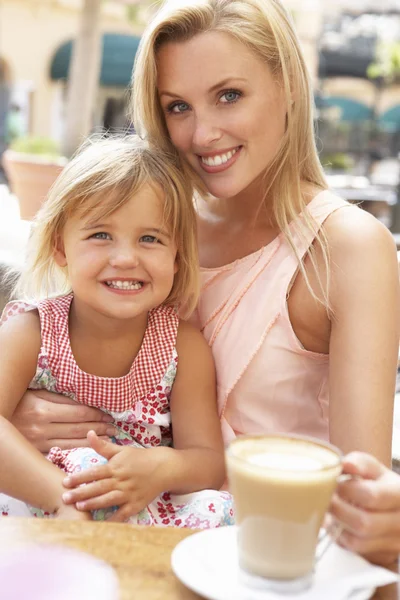 Madre Figlia Godendo Tazza Caffè Pezzo Torta — Foto Stock