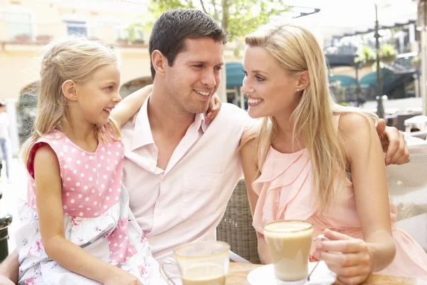 Jovem família desfrutando xícara de café no café — Fotografia de Stock