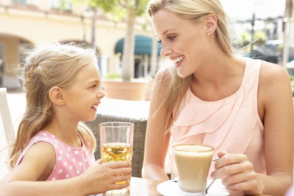 母亲和女儿享受杯咖啡和果汁在咖啡馆 — 图库照片