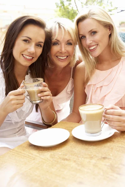 享受在咖啡馆喝咖啡的三个女人 — 图库照片